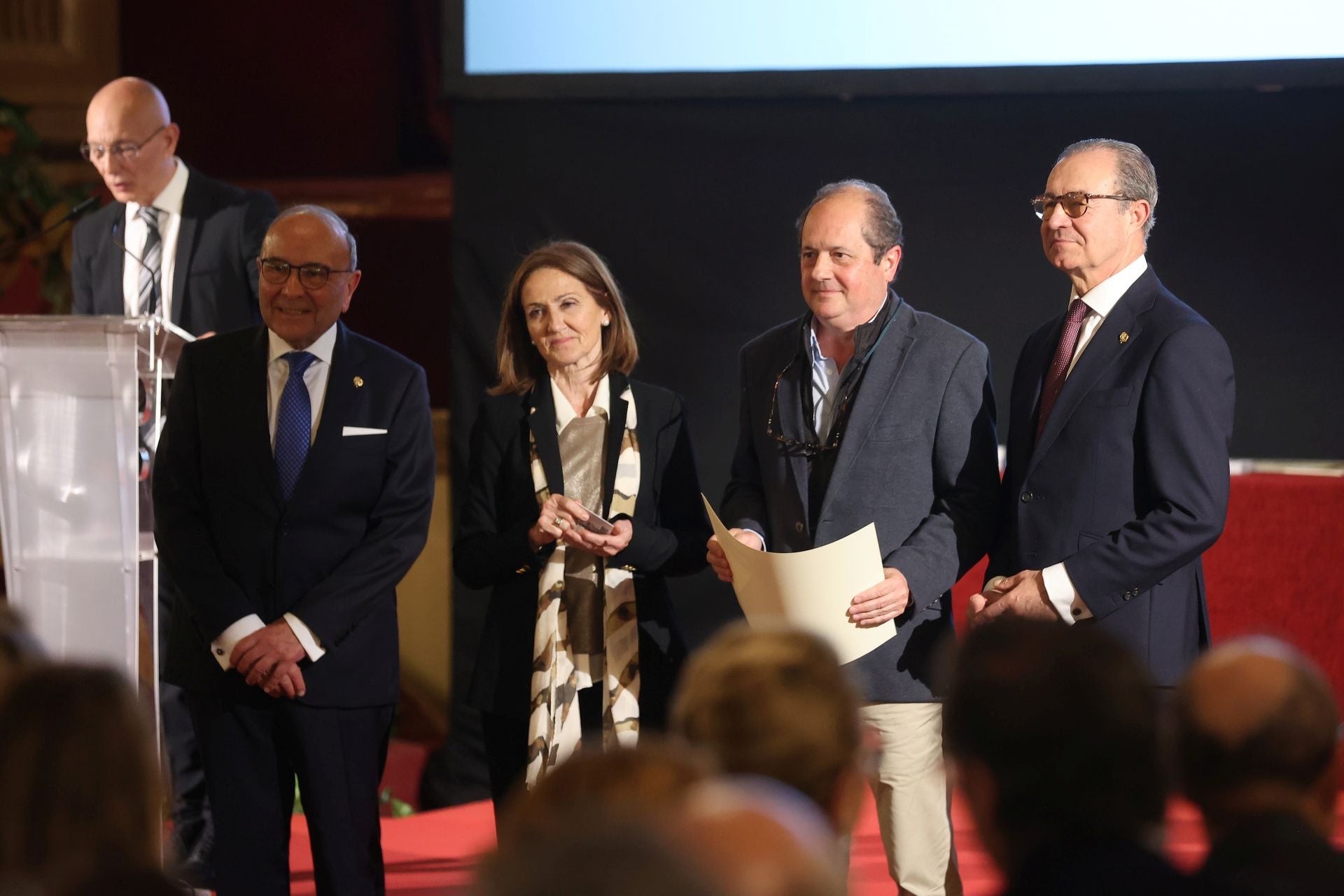 La entrega de la Medalla de Oro del Círculo de la Amistad al Cabildo Catedral de Córdoba, en imágenes