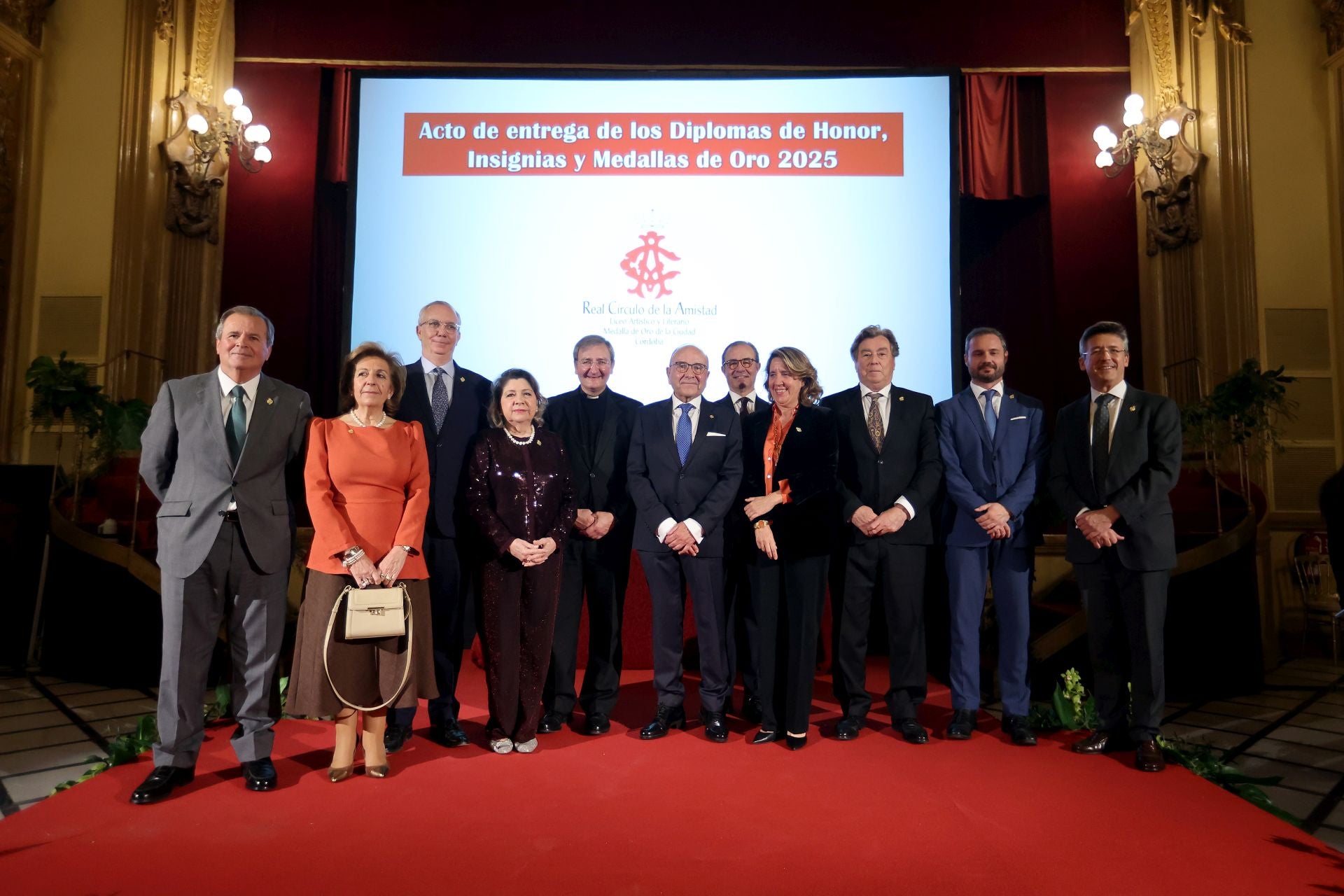 La entrega de la Medalla de Oro del Círculo de la Amistad al Cabildo Catedral de Córdoba, en imágenes