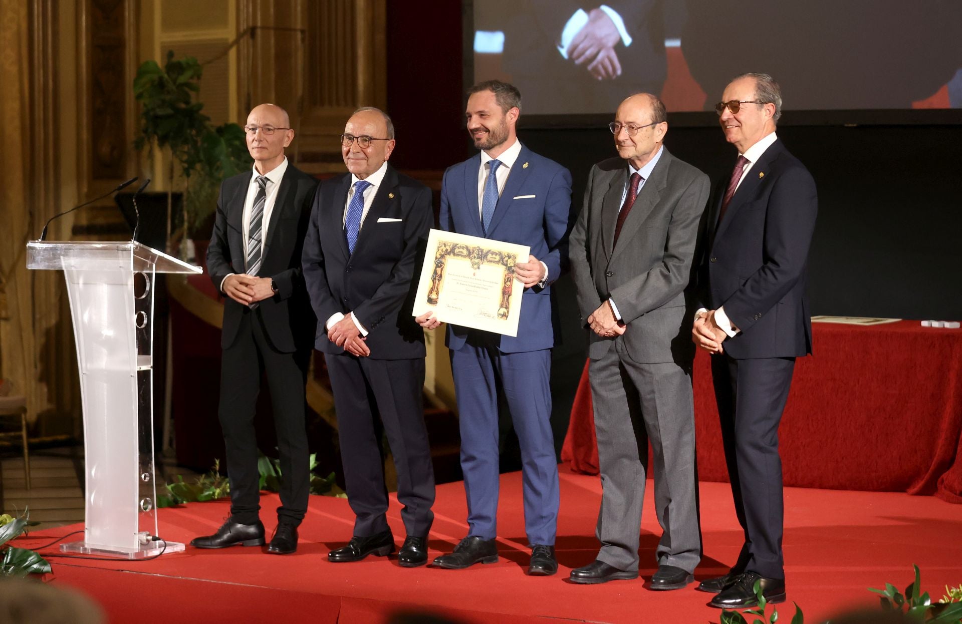 La entrega de la Medalla de Oro del Círculo de la Amistad al Cabildo Catedral de Córdoba, en imágenes