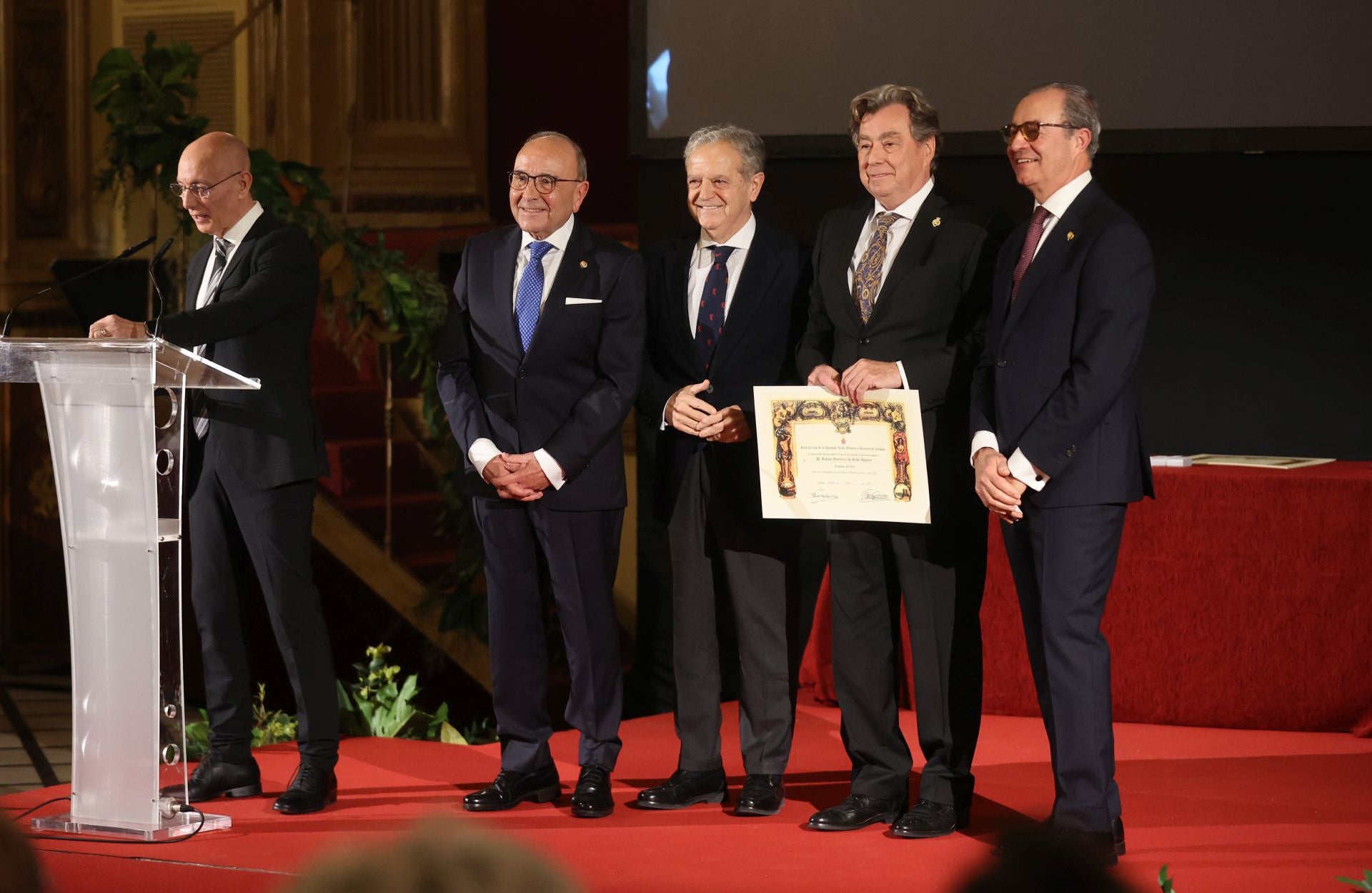 La entrega de la Medalla de Oro del Círculo de la Amistad al Cabildo Catedral de Córdoba, en imágenes