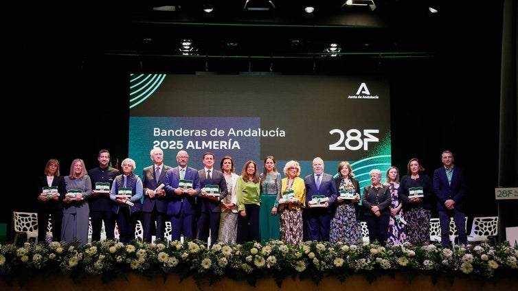 Banderas de Andalucía en Almería: un homenaje a personas y entidades que luchan por el desarrollo de la provincia