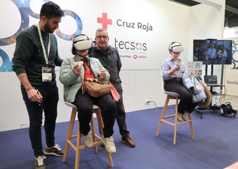 Imagen secundaria 1 - Camisetas para medir el azúcar, gafas para &#039;viajar&#039; a la niñez... los cuidados del siglo XXI