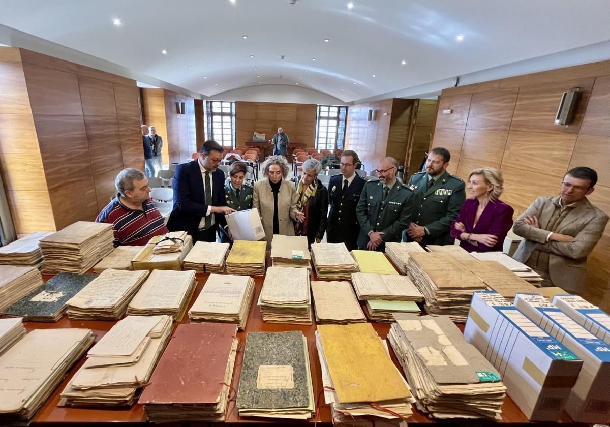 La Guardia Civil recupera un conjunto de documentos históricos de Leganiel de los siglos XVI al XX