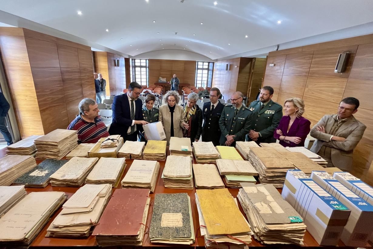 La Guardia Civil recupera un conjunto de documentos históricos de Leganiel de los siglos XVI al XX