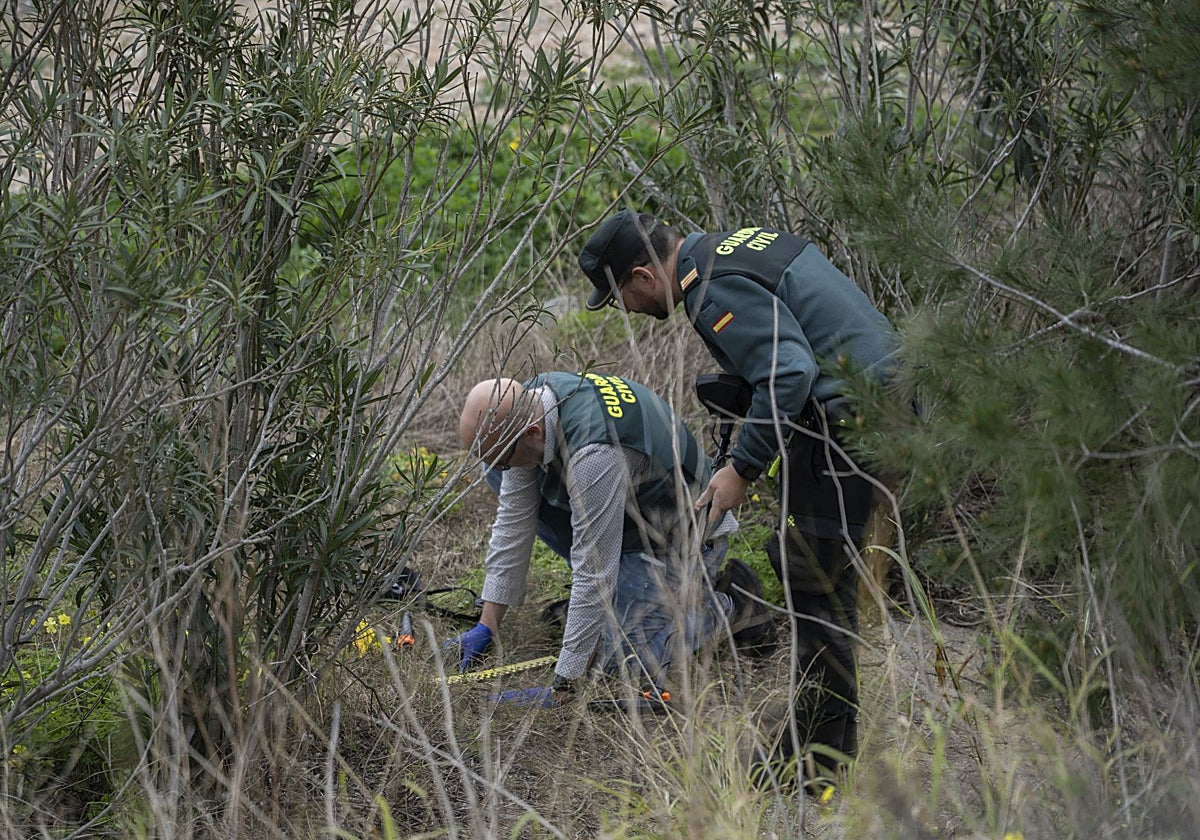 Imagen de agentes de la Guardia Civil, este jueves, en el lugar en el que se halló el cuerpo de Arturo Torró