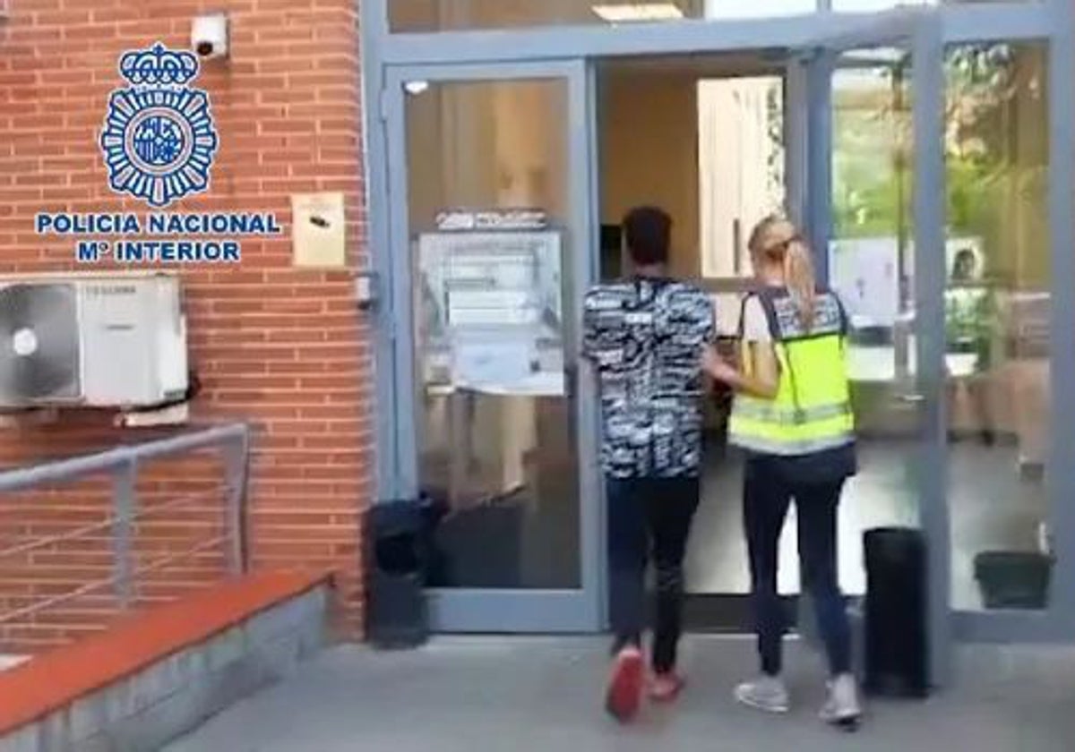 Uno de los trinitarios detenidos en la operación