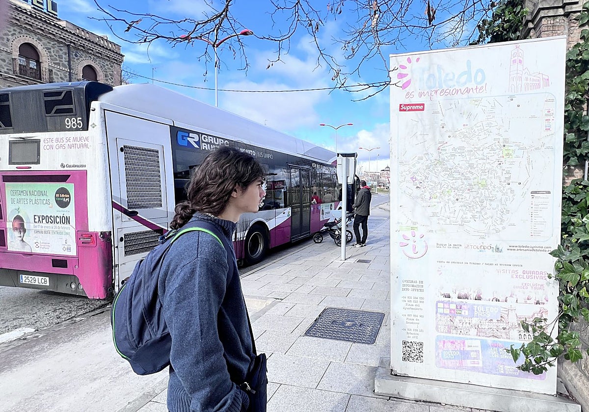 Este panel deteriorado, situado a la salida de la estación del AVE, será sustituido por una pantalla táctil