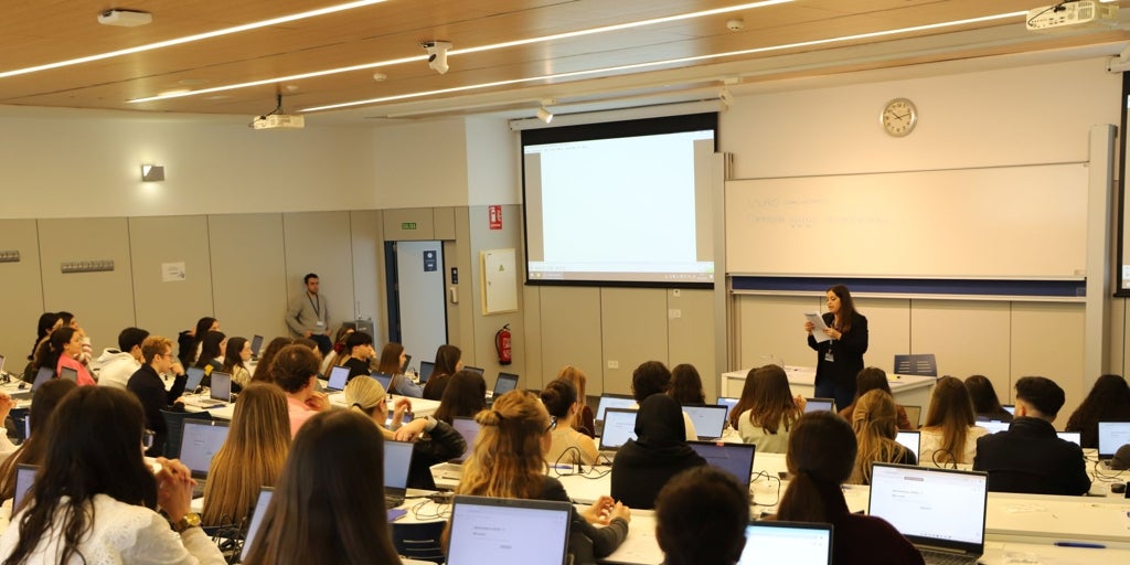 Más de 700 aspirantes se examinan en la Loyola para acceder a los grados de Salud