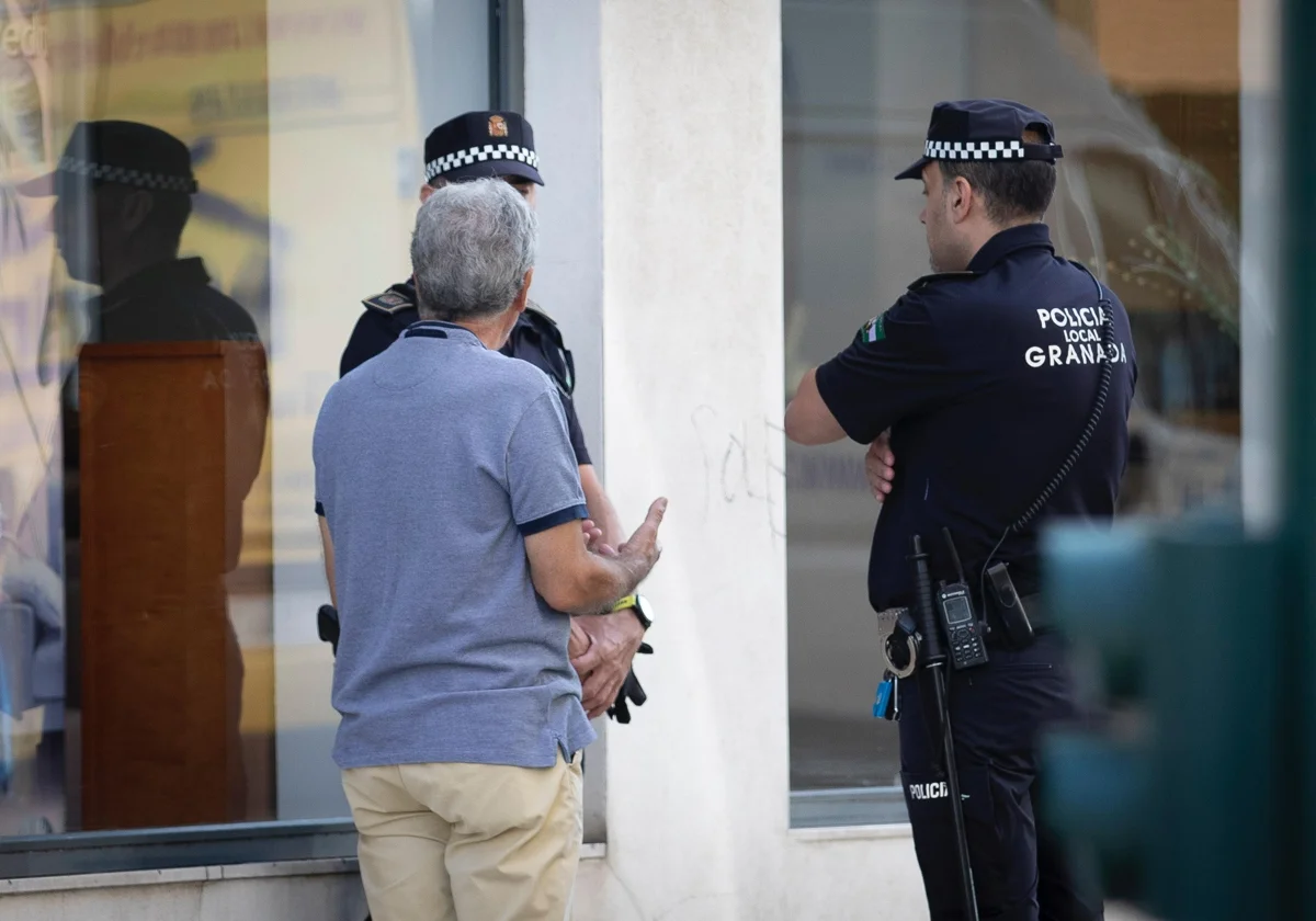 Agentes de la Policía Local en una calle de Granada