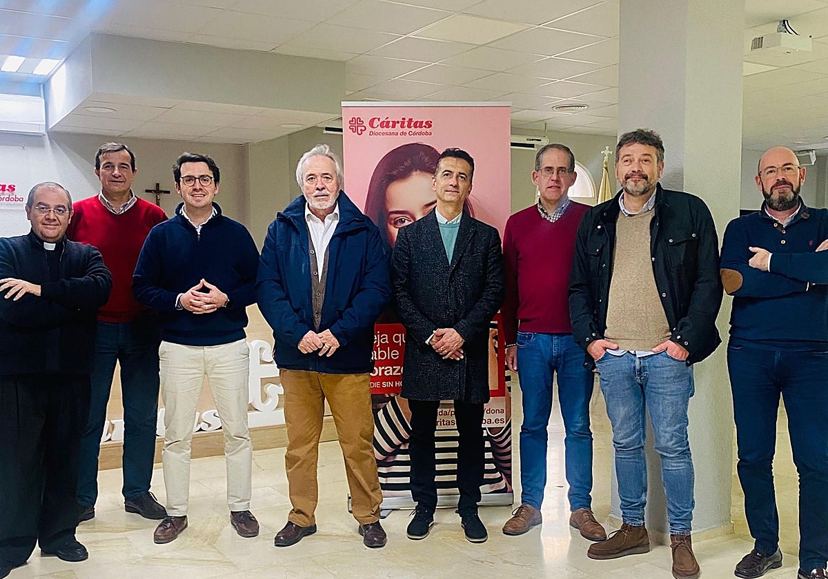 El hermano mayor de Jesús Caído, con responsables de Cáritas