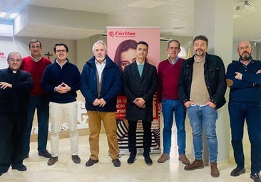 Ropa interior y de abrigo para las personas sin techo, el cálido gesto de la cofradía del Caído