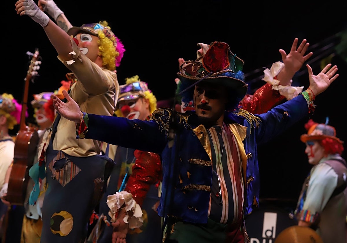 Un agrupación carnavalesca durante su actuación en la final de Córdoba