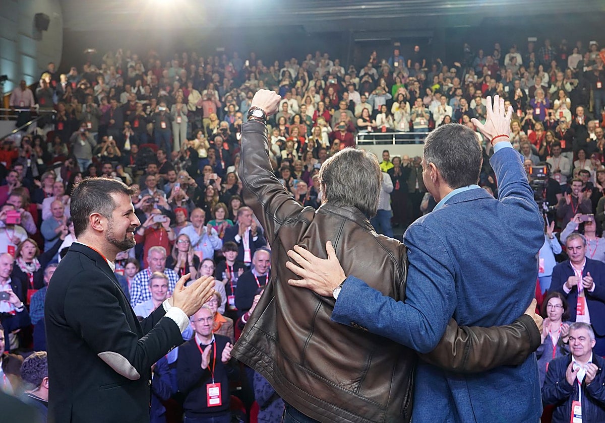 Luis Tudanca aplaude a Carlos Martínez y Pedro Sánchez tras su intervención en la inauguración del Congreso
