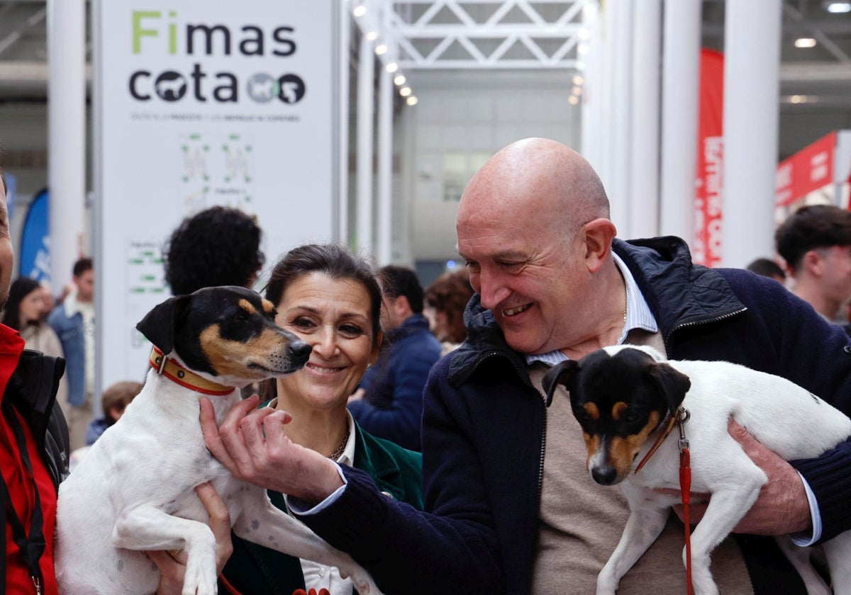 El alcalde de Valladolid, Jesús Julio Carnero, durante su visita a Fimascota