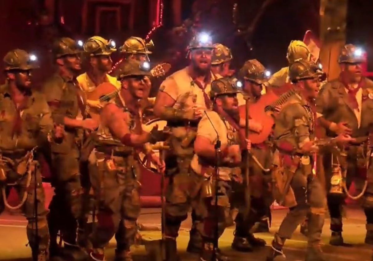 Comparsa ganadora del primer premio del concurso de la Agrupación Carnavalesca de Córdoba 'A sus pies' durante su actuación en el Gran Teatro de Córdoba