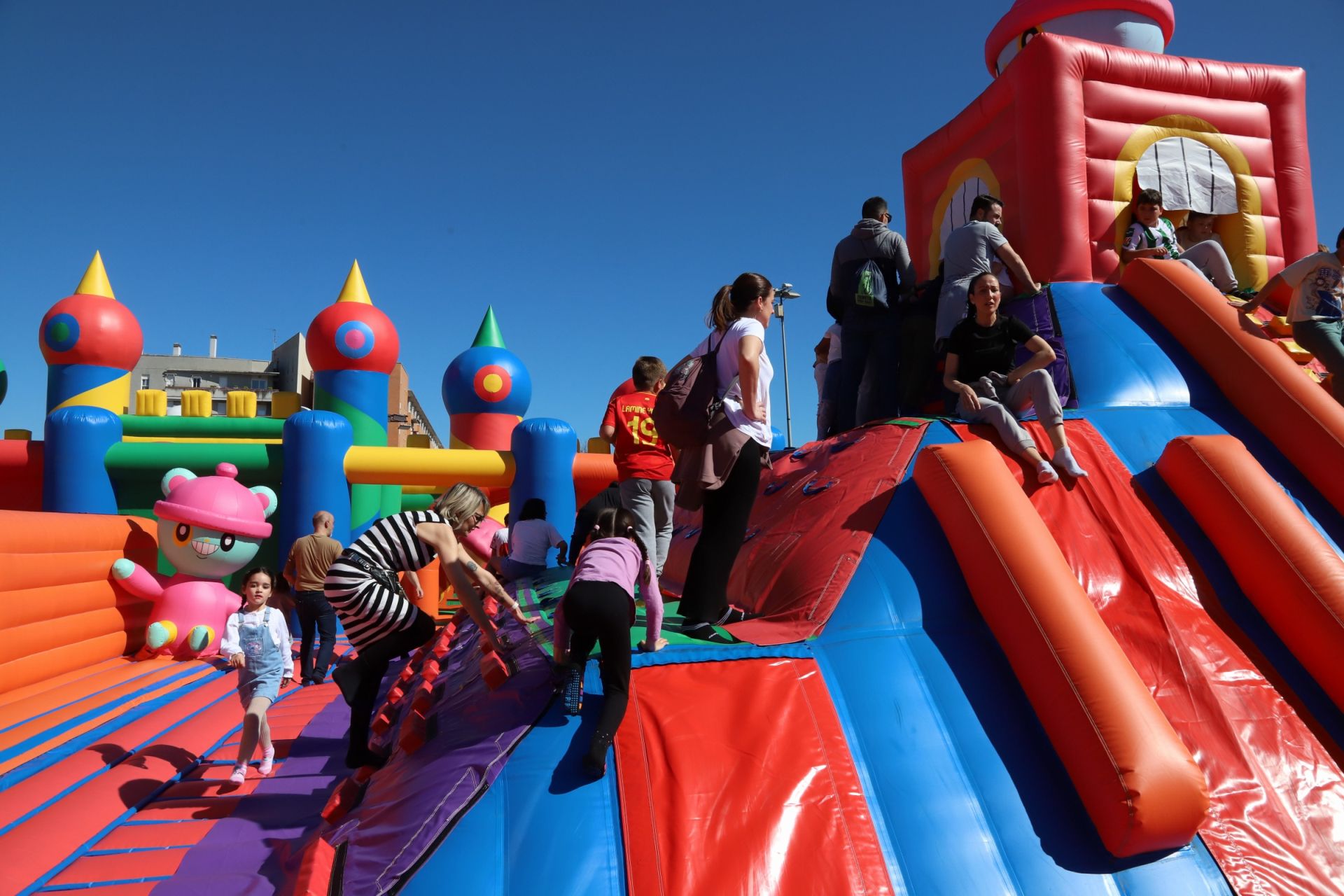 El parque hinchable más grande de Europa aterriza en Córdoba: diversión garantizada para los niños