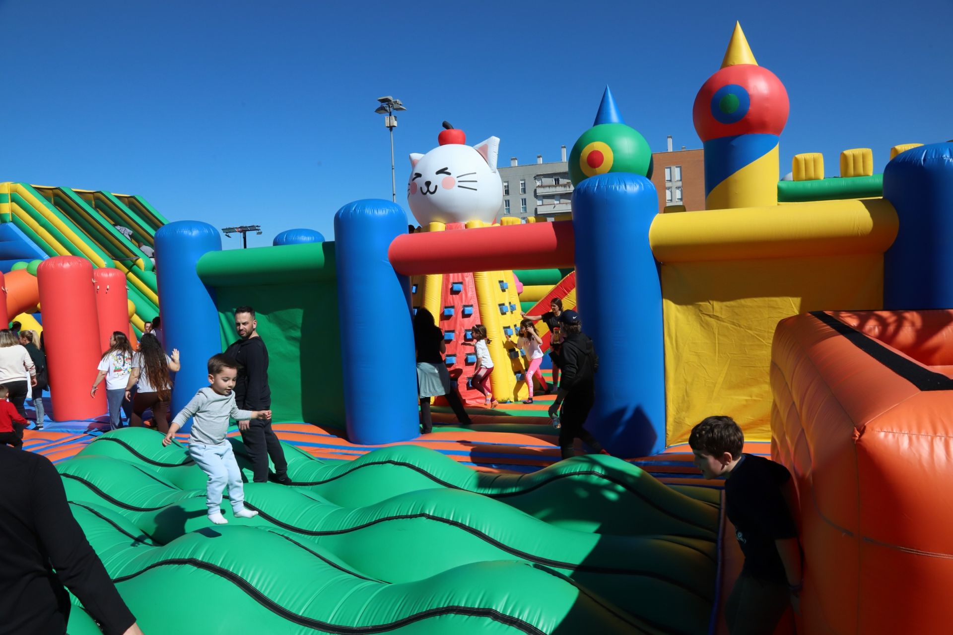 El parque hinchable más grande de Europa aterriza en Córdoba: diversión garantizada para los niños