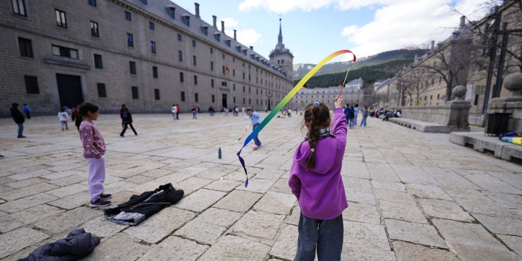 El patio de la discordia que divide a un colegio de El Escorial