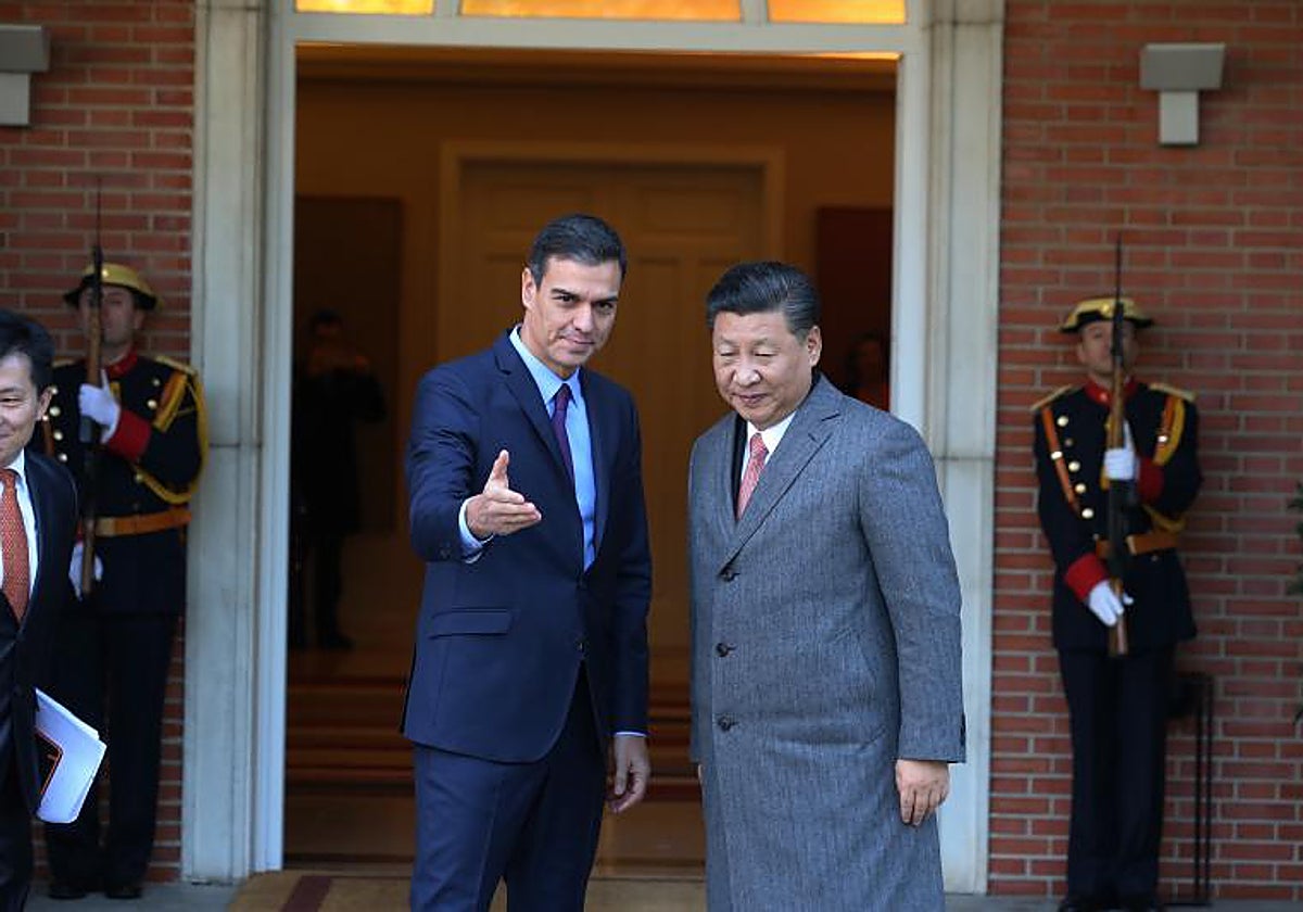 El presidente del Gobierno , Pedro Sánchez, con Xi Ping en La Moncloa