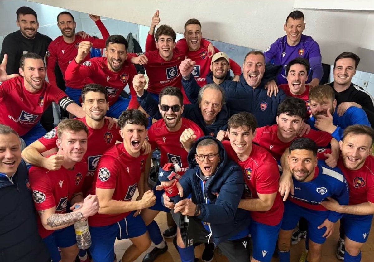 Los jugadores del Alcázar celebran su triunfo por 2-0 ante el Almansa