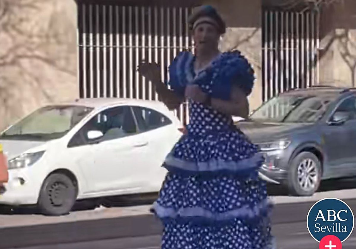 Rubén Lozano disfrazado de sevillana en el maratón de Sevilla