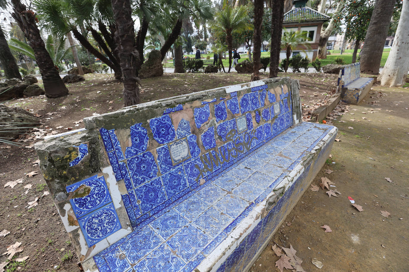 El abandono de los icónicos bancos de los Jardines de Agricultura, en imágenes