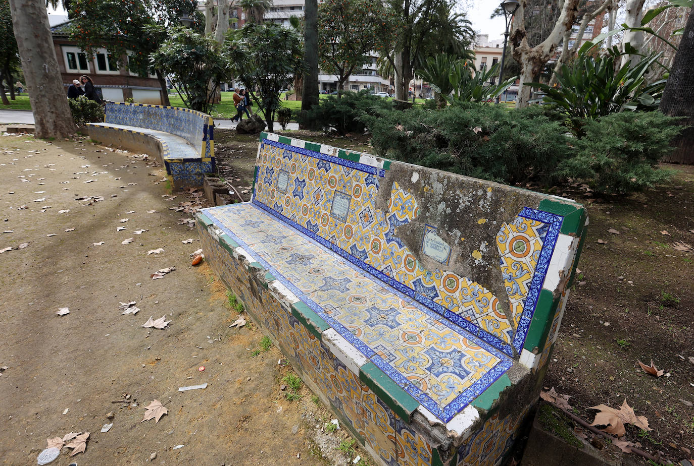 El abandono de los icónicos bancos de los Jardines de Agricultura, en imágenes