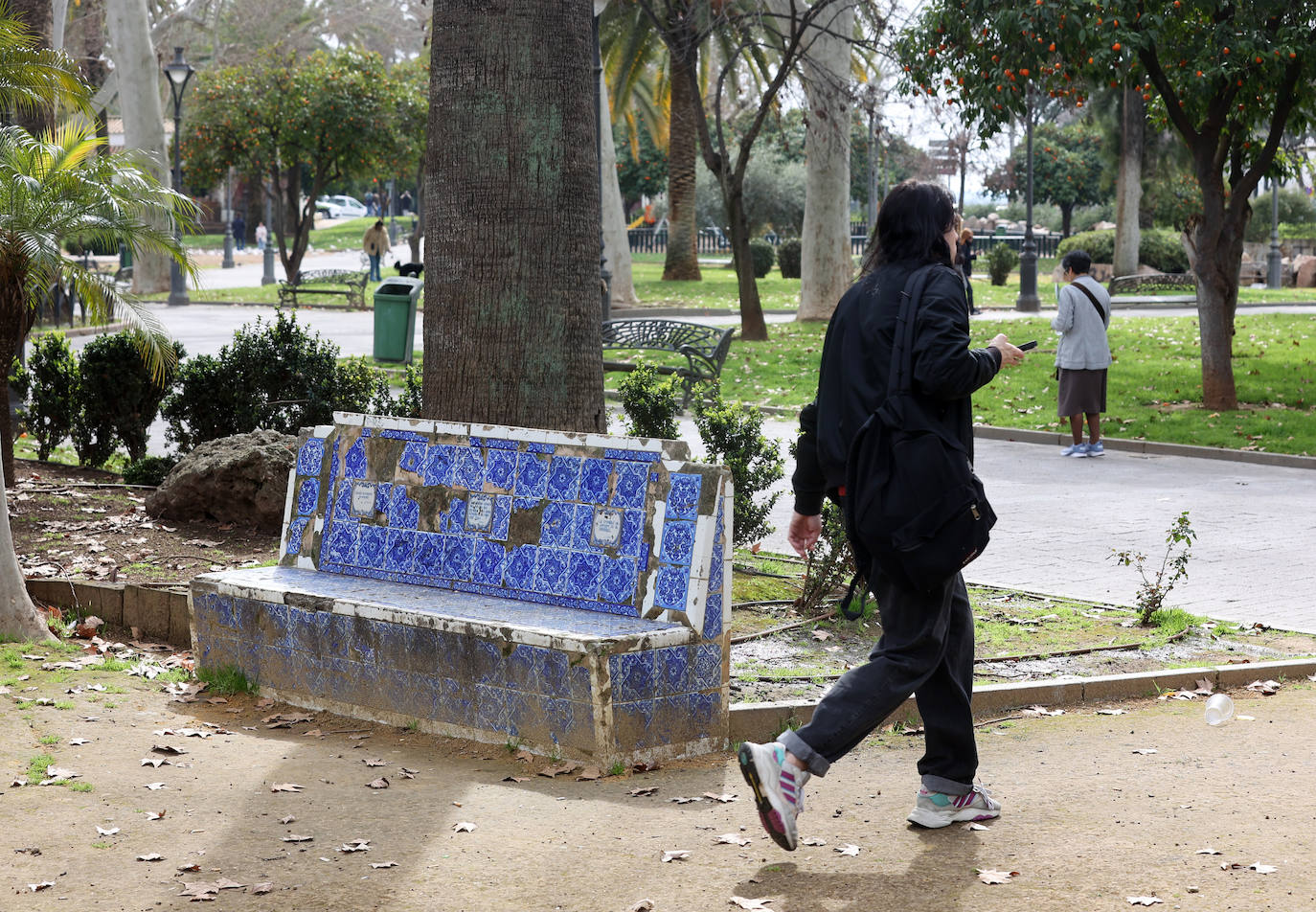 El abandono de los icónicos bancos de los Jardines de Agricultura, en imágenes