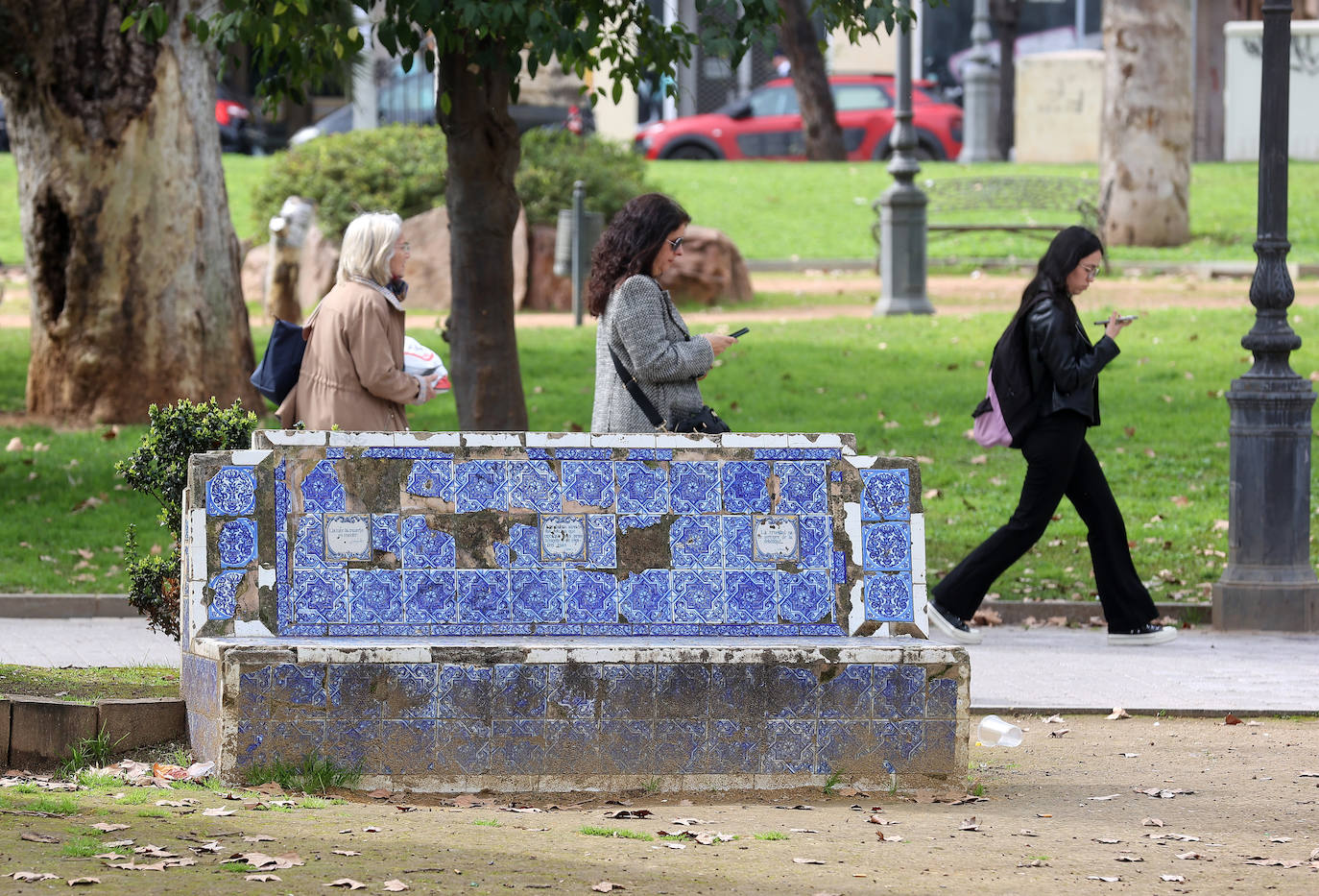 El abandono de los icónicos bancos de los Jardines de Agricultura, en imágenes