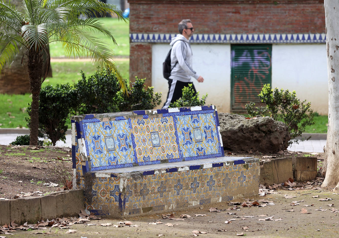 El abandono de los icónicos bancos de los Jardines de Agricultura, en imágenes