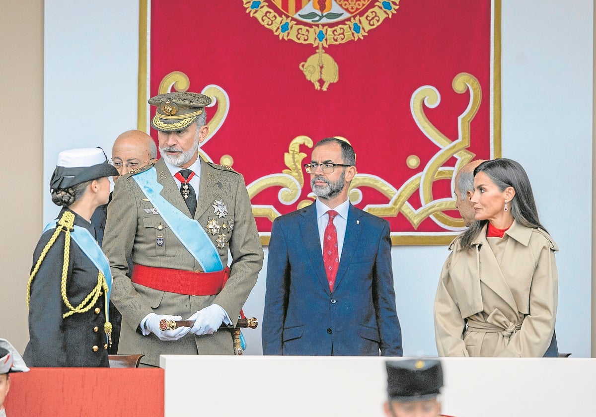 Felipe VI y la Princesa Leonor junto al jefe de la Casa del Rey, Camilo Villarino, el pasado 12 de octubre