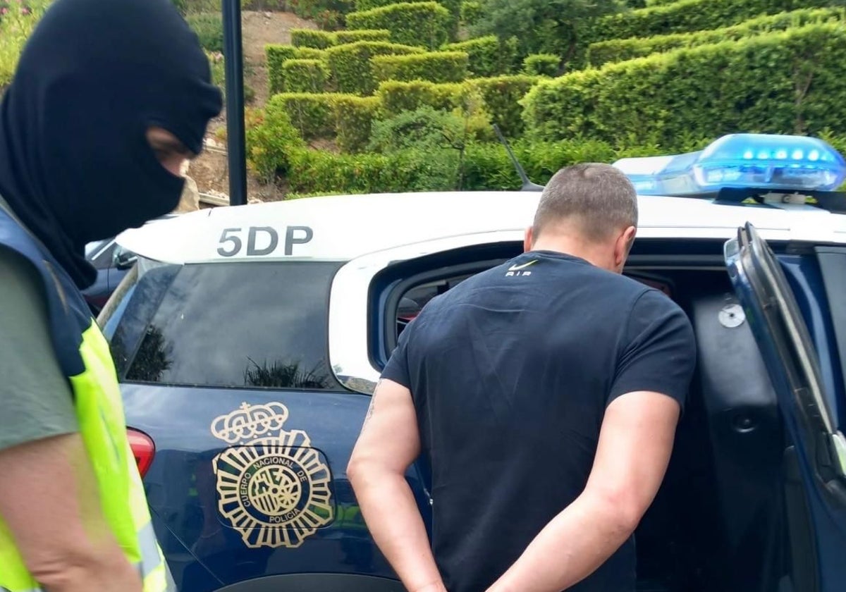 Agentes del TIV de la Policía Nacional trasladan a un capo búlgaro detenido