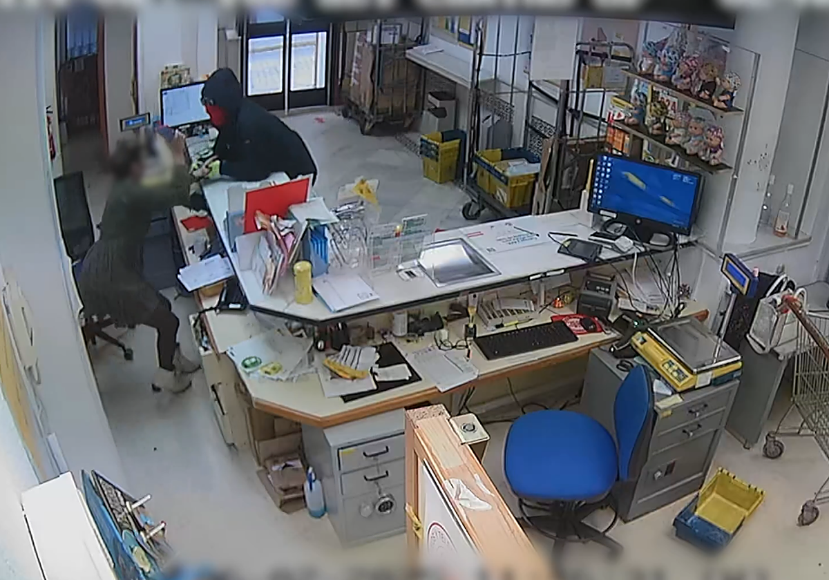 Imágenes del atraco y del forcejeo con la empleada