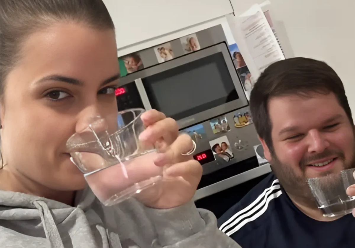 Solange Janssens y su amigo tomando agua de mar