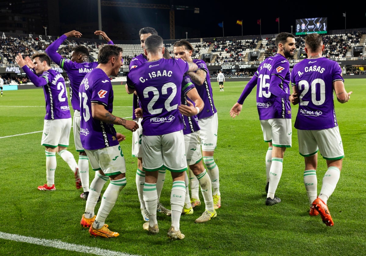 Los jugadores blanquiverdes celebran el gol de Isma Ruiz ante el Cartagena