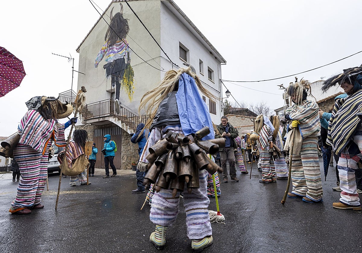 El Domingo de Carnaval los Cucurrumachos toman las calles de Navalosa