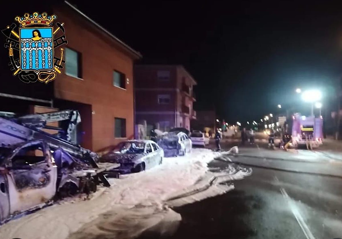Cuatro coches quemados junto a una vivienda en San Cristóbal de Segovia