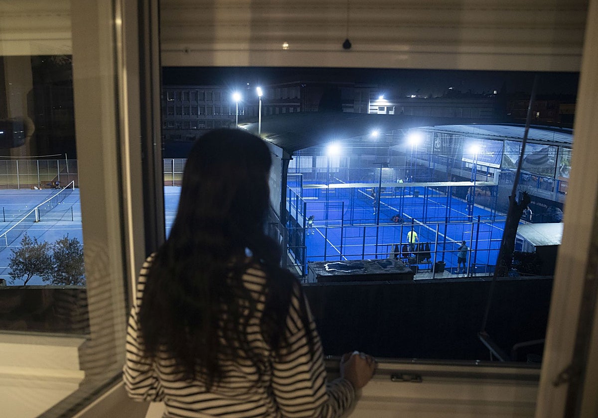 Vistas de las pistas de pádel desde la casa de Alberto y Anna, en Carabanchel