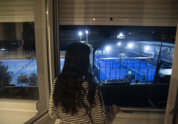 Guerra vecinal por un patio escolar dedicado al negocio del pádel en Carabanchel
