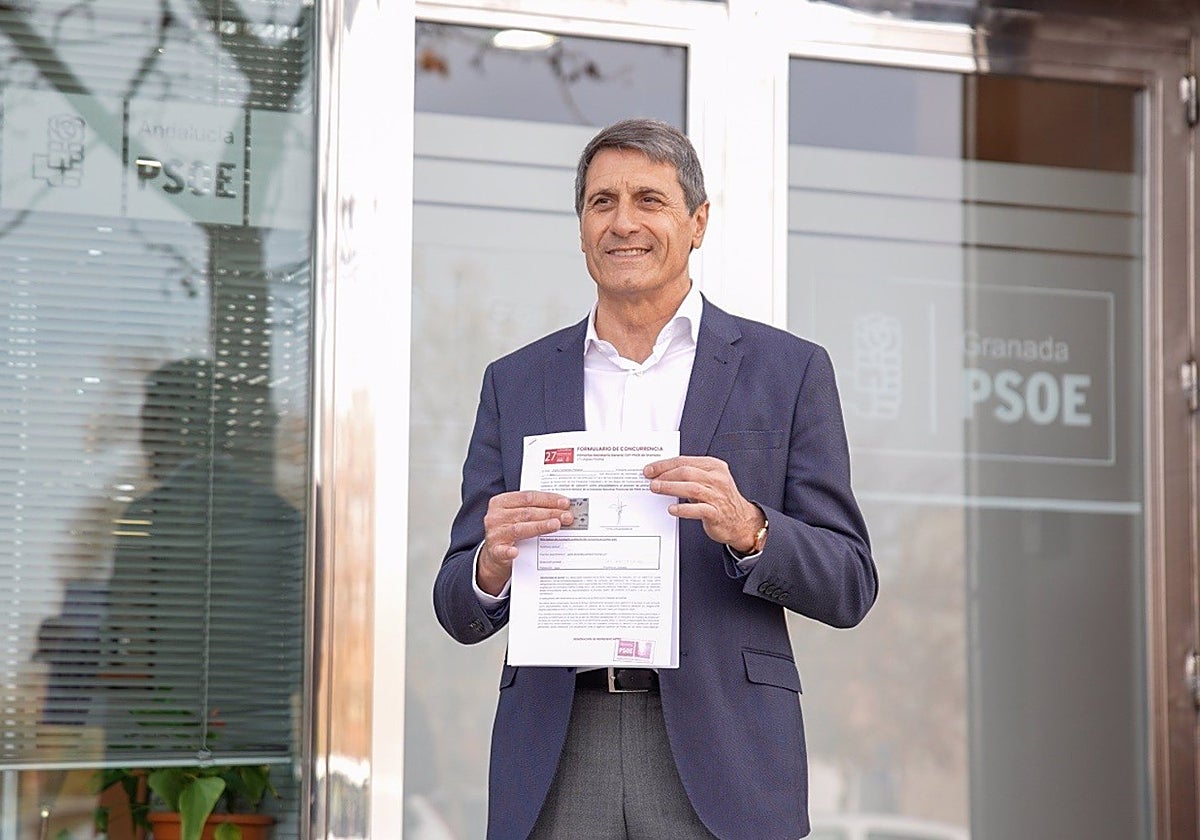 Pedro Fernández, este lunes ante la sede del PSOE de Granada tras formalizar su precandidatura