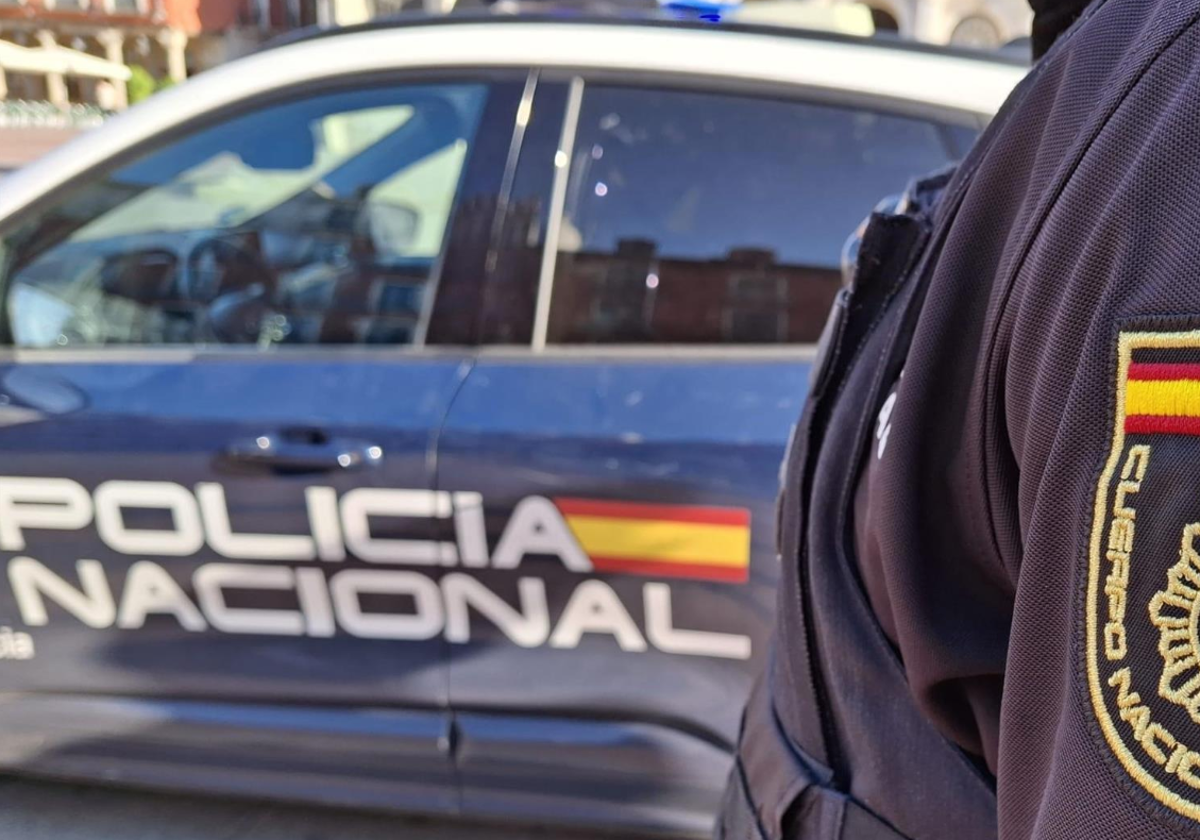 Agente y vehículo de la Policía Nacional en foto recurso