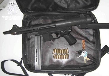 Condenado por esconder un subfusil de asalto polaco y 119 balas bajo el canapé de su cama