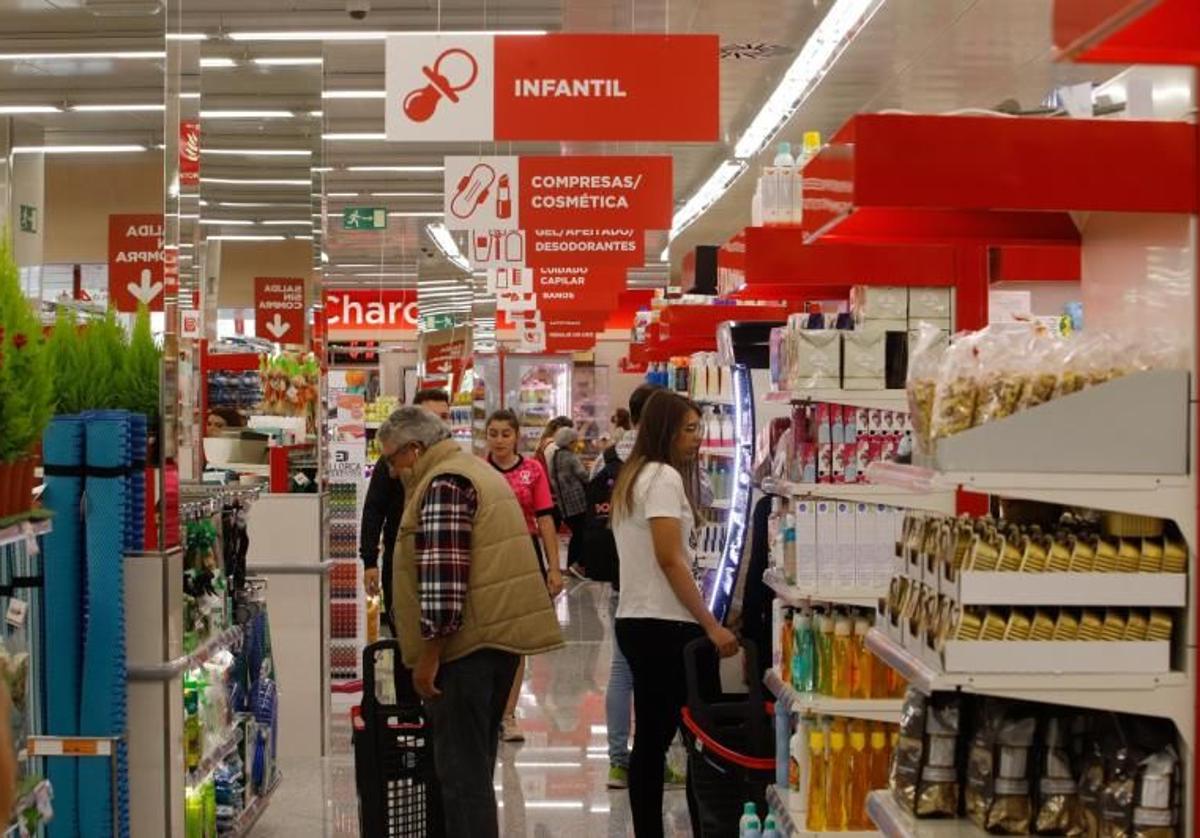 Clientes em um supermercado em Córdoba