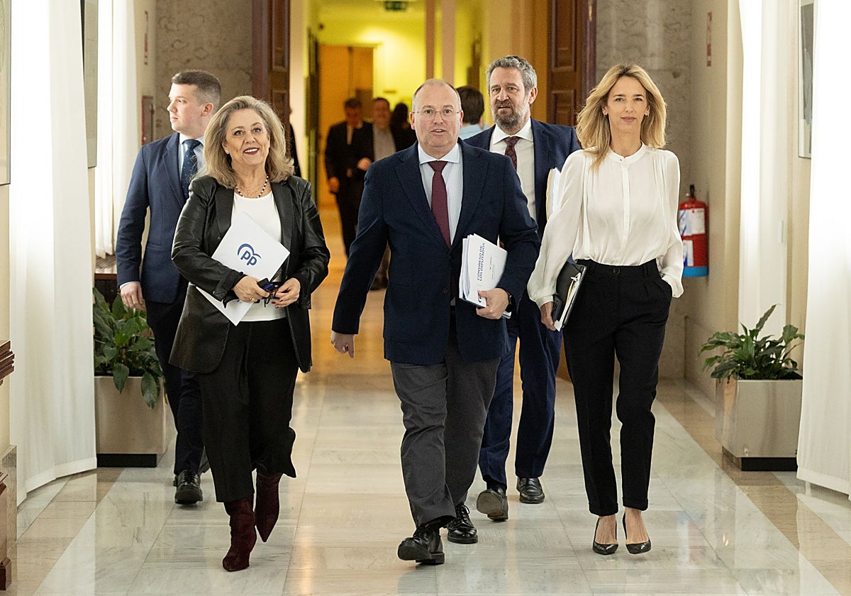 El portavoz del PP en el Congreso, Miguel Tellado, a su llegada a la Junta de Portavoces, junto a otros miembros del grupo parlamentario