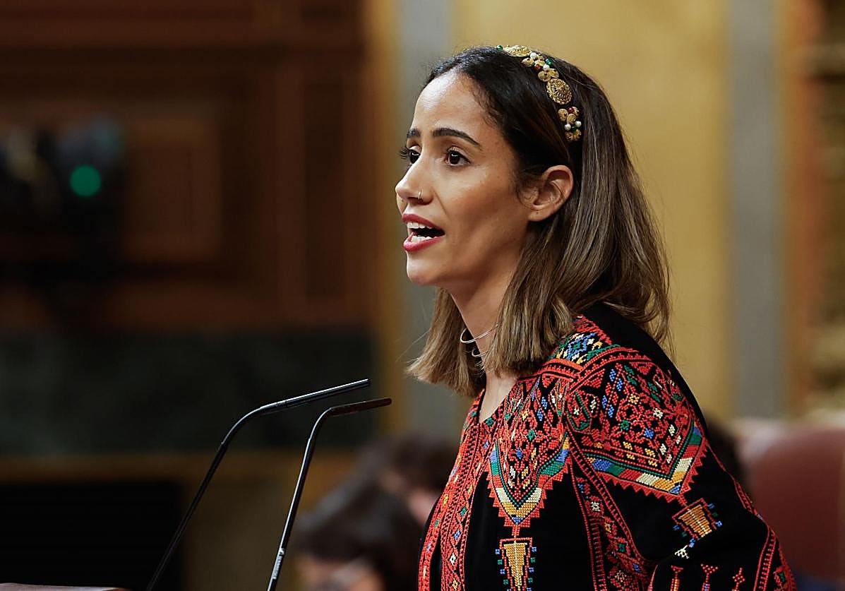 La diputada saharaui, Tesh Sidi, de Sumar, interviene durante la sesión plenaria de este miércoles en el Congreso de los Diputados