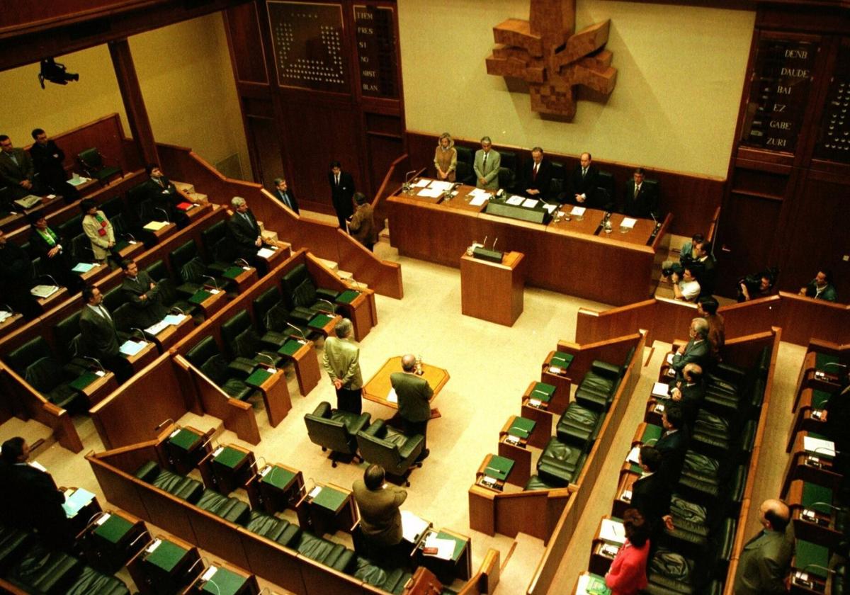 El pleno del Parlamento Vasco guardando un minuto de silencio tras el asesinato de Tomás Caballero en mayo de 1998