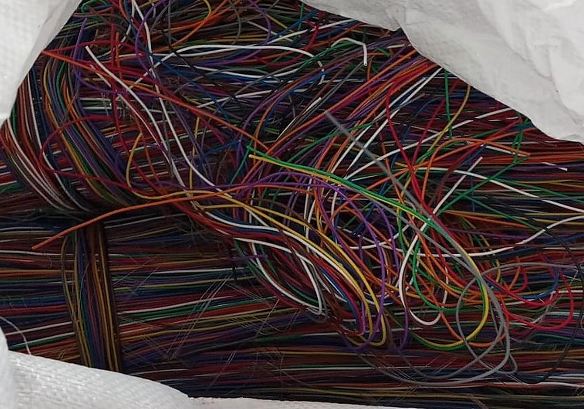 Parte del cable de cobre pelado, recuperado por la Policía Nacional