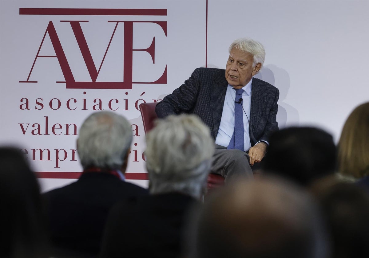 El expresidente del Gobierno, Felipe González, interviene durante la asamblea general de la Asociación Valenciana de Empresarios, en Valencia