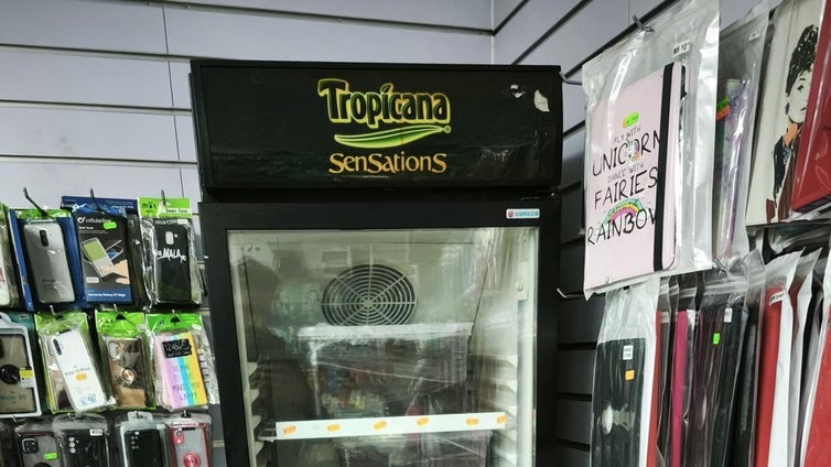 La cámara secreta de una tienda de móviles escondía 2,5 toneladas ilegales de kobe y salsas peligrosas al consumo