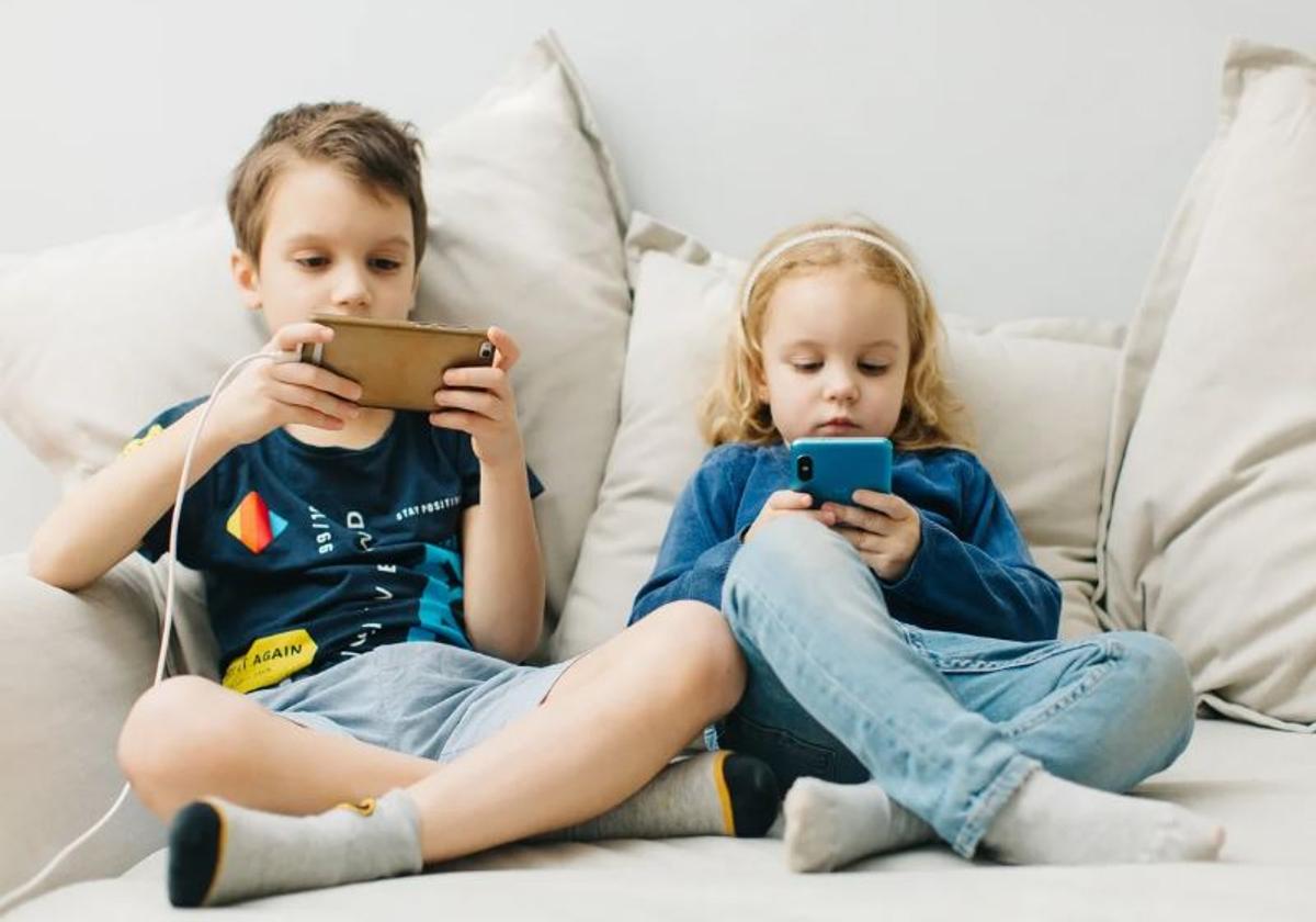 Dos niños usando, con soltura, dispositivos digitales